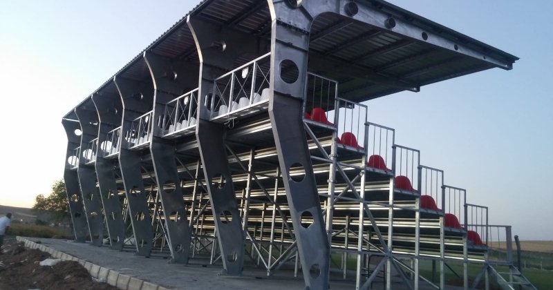 8 SIRALI YÜKSELTİLMİŞ PORTATİF TRİBÜN