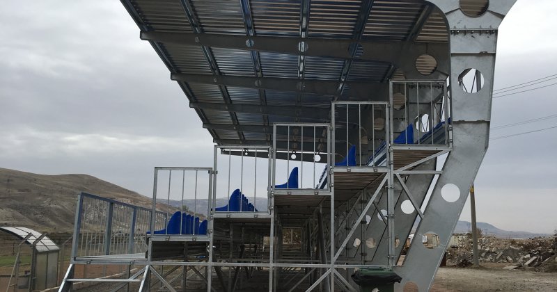 6 SIRALI YÜKSELTİLMİŞ PORTATİF TRİBÜN