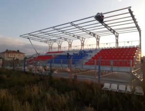 8 SIRALI YÜKSELTİLMİŞ PORTATİF TRİBÜN