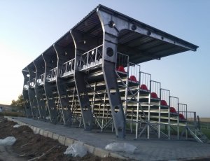 8 SIRALI YÜKSELTİLMİŞ PORTATİF TRİBÜN