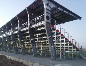 8 SIRALI YÜKSELTİLMİŞ PORTATİF TRİBÜN