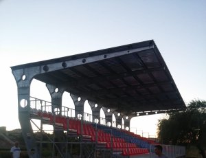 8 SIRALI YÜKSELTİLMİŞ PORTATİF TRİBÜN
