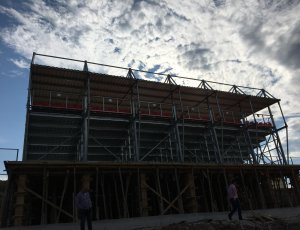 8 SIRALI YÜKSELTİLMİŞ PORTATİF TRİBÜN