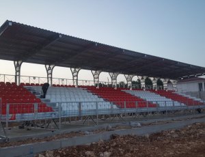 8 SIRALI YÜKSELTİLMİŞ PORTATİF TRİBÜN