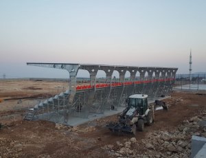 8 SIRALI YÜKSELTİLMİŞ PORTATİF TRİBÜN