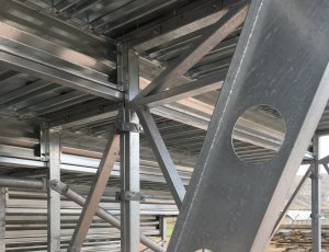 6 SIRALI YÜKSELTİLMİŞ PORTATİF TRİBÜN