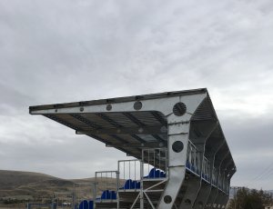 6 SIRALI YÜKSELTİLMİŞ PORTATİF TRİBÜN