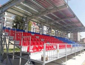 6 SIRALI YÜKSELTİLMİŞ PORTATİF TRİBÜN