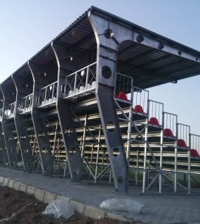 8 SIRALI YÜKSELTİLMİŞ PORTATİF TRİBÜN